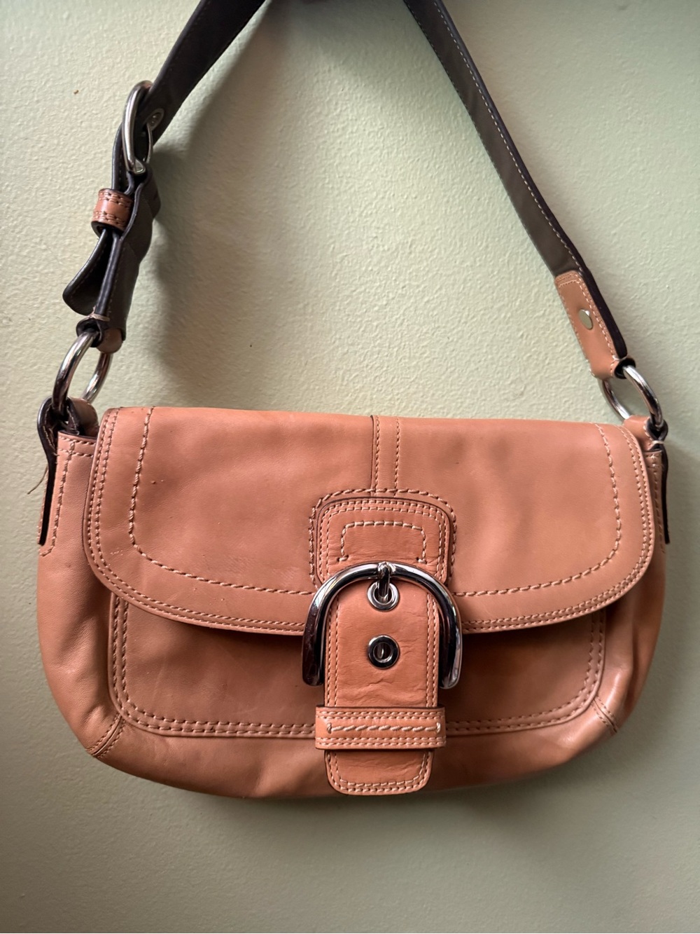 Vintage Y2K Coach shoulder bag in tan leather